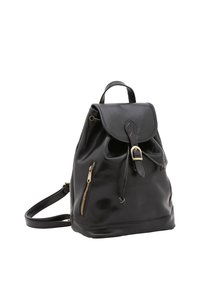 Zwarte leren rugzak met glanzende textuur, trekkoordsluiting en bovenflap. Beschikt over twee zijvakjes met rits en een bovenhandvat.