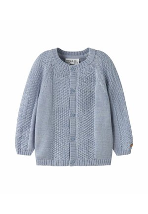 Cardigan bébé tricoté bleu clair avec motifs texturés, encolure ronde, manches longues et fermeture à boutons sur le devant.