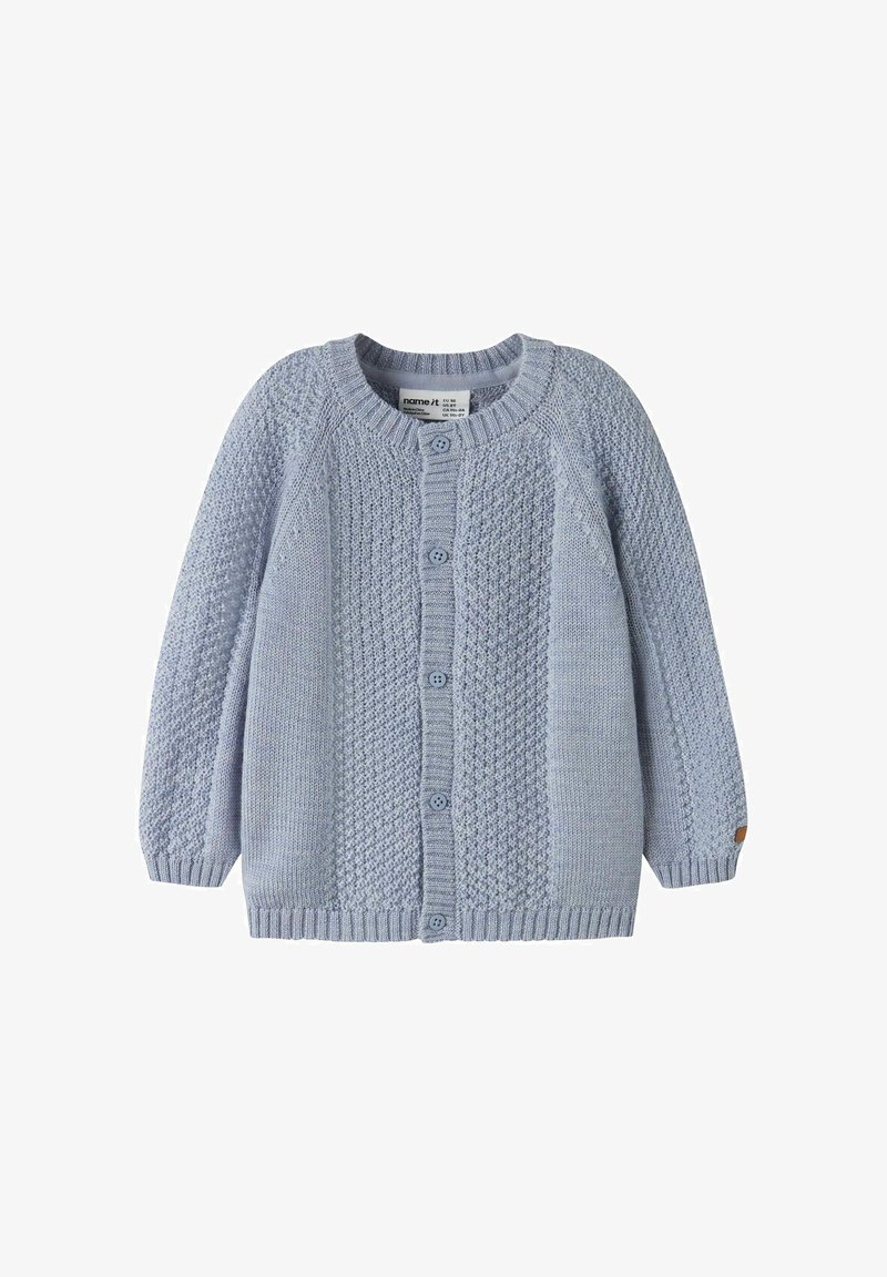 Cardigan bébé tricoté bleu clair avec motifs texturés, encolure ronde, manches longues et fermeture à boutons sur le devant.