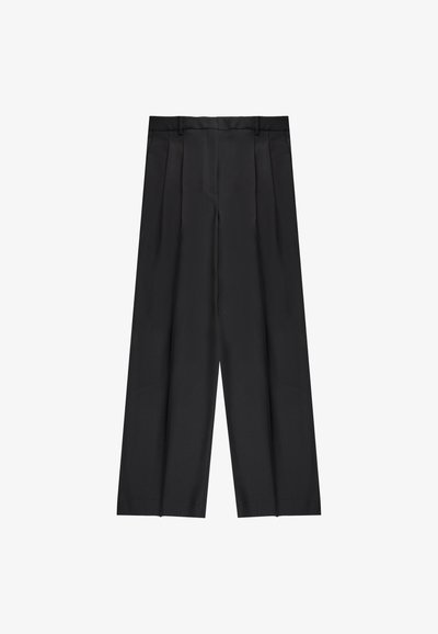 Czarne, wysokiej talii spodnie o szerokim kroju nogawki, z wyraźnymi fałdami z przodu i gładką fakturą materiału. Brak widocznych kieszeni.