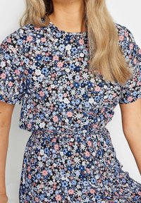 Robe florale avec un fond marine et des fleurs multicolores en rose, bleu et blanc. Tissu doux avec une taille élastique et des manches courtes.