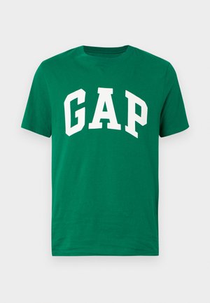 Groen katoenen t-shirt met een ronde hals; heeft grote, witte blokletters die "GAP" spellen over de voorkant.