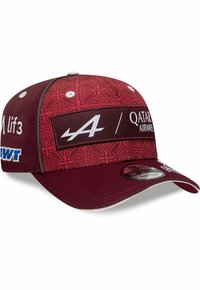 Bordeauxfarbene Baseballkappe mit geometrischem Muster und Frontlogo. Verfügt über einen flachen Schirm, einen verstellbaren Snapback-Verschluss und kontrastierende weiße Akzente.