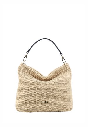 Beige geflochtene Handtasche in lässiger Form, mit einem dunklen Leder-Schultergurt und einem goldfarbenen Logo-Detail an der Vorderseite.