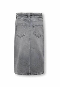 Pilka džinsinė sijonas tiesiu pjūviu, paprasta siuvimo linija, dvi galinės kišenės ir vidutinio aukščio juosmuo, turintis neužbaigtą kraštą ir šiek tiek tekstūros.