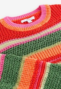 Gebreide trui met meerkleurige strepen in rood, roze, oranje, groen en cr�ème. Ronde hals met gestructureerde steekpatronen.
