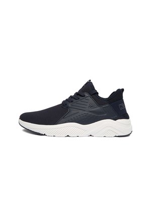 Sort-hvid atletiksneaker med mesh-overdel, snørelukning, tekstureret sål og mærkelogo på siden og på hælen bagpå.