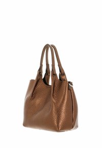Bruine leer tote bag met een gestructureerde textuur, drie handvatten en een nonchalante vorm, voorzien van een zwarte binnenkant en zilverkleurige hardware accenten.