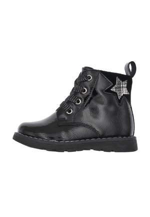 Botas de tobillo de charol negro con superficie texturizada, ojales plateados y acento de estrella. Incluyen un diseño de cordones y suela negra.