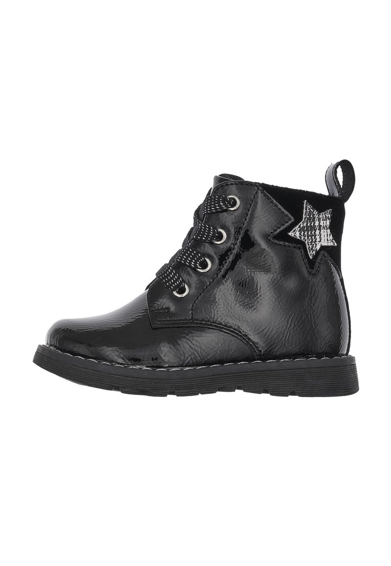 Svart lackläder ankelboots med texturerad yta, silverhål och stjärndetalj. Har snörningsdesign och svartsula.