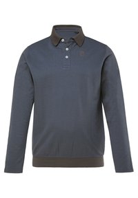 Polo tričko v tmavě modré bavlně s kontrastním hnědým límečkem. Obsahuje tři knoflíky a decentní logo "B" na hrudi. Dlouhé rukávy.