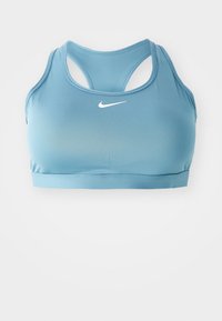 Sujetador deportivo azul con diseño de espalda nadadora, fabricado con material elástico, que presenta un pequeño logo blanco de Nike en el frente.