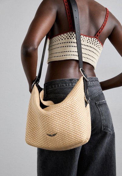 Borsa a tracolla beige intrecciata con una forma morbida, dotata di una tracolla in pelle nera e un discreto dettaglio del logo. Esterno testurizzato, design informale.