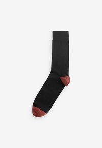 Sort sok med ribbet manchet og kontrasterende mørkerøde tå- og hælsektioner. Glat tekstur, standard crew-længde, minimalistisk design.