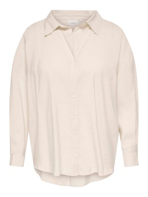 Hellbeiges, übergroßes Hemd mit Knopfleiste, spitzem Kragen, langen Ärmeln und abgerundetem Saum, gefertigt aus einem weichen, strukturierten Stoff.