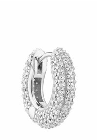 Silver hoops med en strukturerad yta, prydda med små klara kristaller. Designen har en gångjärnsstängning för enkelhet.