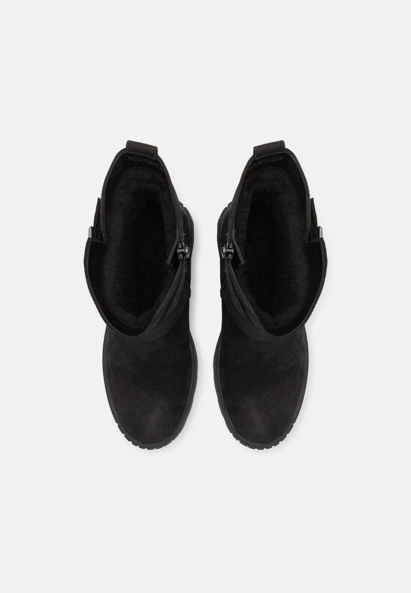 Schwarze Knöchelstiefel aus einem glatten, weichen Wildleder-ähnlichen Material, mit abgerundeter Zehenpartie und einer strukturierten Gummisohle. Verfügt über Reißverschlüsse an beiden Seiten.