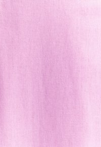 Ljust rosa tyg med en subtil textur, som visar ett fint vävningsmönster. Materialet verkar mjukt och slätt.