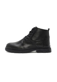 Botas de tobillo de cuero negro con un acabado texturizado, suela de goma plana, diseño de cordones con seis ojales y una pestaña en el talón para ponérselas con facilidad.