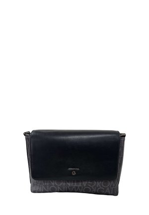 Borsa a tracolla in pelle nera e grigio scuro con logo "GATINONI ROMA" e chiusura a patta frontale su sfondo bianco.