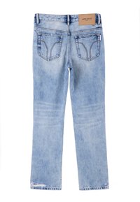 Jeans de mezclilla azul claro con un diseño de pierna recta, que cuentan con una cintura alta, bolsillos traseros y detalles de dobladillo desgastado.