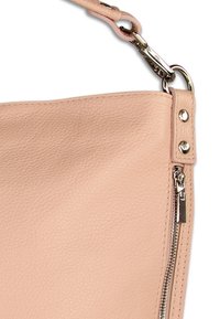 Roze leren handtas met een gestructureerd oppervlak, voorzien van een zijrits, zilverkleurige hardware en een afneembare band.