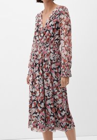 Robe à manches longues et décolleté en V en tissu transparent, avec un imprimé abstrait multicolore dans des nuances de rose, gris et noir. Taille élastiquée.