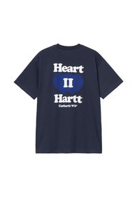 Camiseta de algodón azul marino de manga corta con un gran texto gráfico en blanco y azul que dice "Heart II Hartt" en la parte posterior.