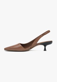 Brązowe skórzane buty slingback z spiczastym czubkiem, otwartym boku i charakterystycznym czarnym obcasem typu kitten heel. Gładka tekstura z minimalnymi detalami.
