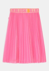 Plisseret lyserødt nederdel med en skinnende linning, der pryder "LIEBLUSH BILLIE!" i fede, kontrasterende bogstaver; glat tekstur og midt-længde design.