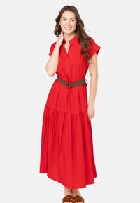 Rotes, gestuftes Maxikleid mit Knopfleiste vorn, kurzen Ärmeln und einem braunen Gürtel in der Taille. Glatte Textur, lässige Passform.