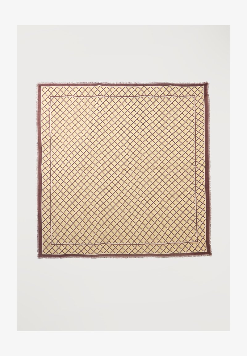 Foulard carré beige avec un motif en grille diagonale marron et une fine bordure marron, avec des bords à fines franges.