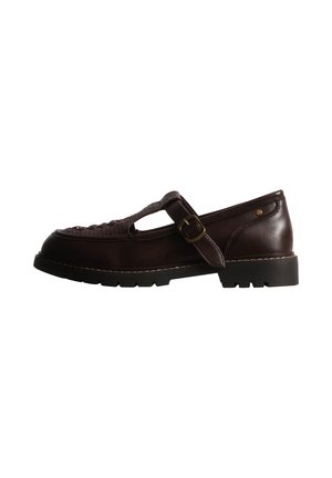 Zapato Mary Jane de cuero marrón oscuro con parte frontal tejida, correa lateral con hebilla y suela gruesa de goma, mostrado de lado sobre fondo blanco.