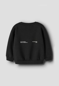 Sudadera negra de manga larga, con puños y dobladillo acanalados. En la parte posterior, el texto blanco dice "SIEMPRE CORRIENDO", "HOY ES EL MEJOR DÍA" y "SALVAJE Y LIBRE PARA SIEMPRE."