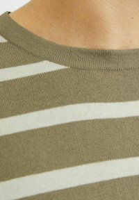 Olivengrøn strikket sweater med hvide vandrette striber, der har en ribbet rund hals og blød tekstur, velegnet til afslappet brug.