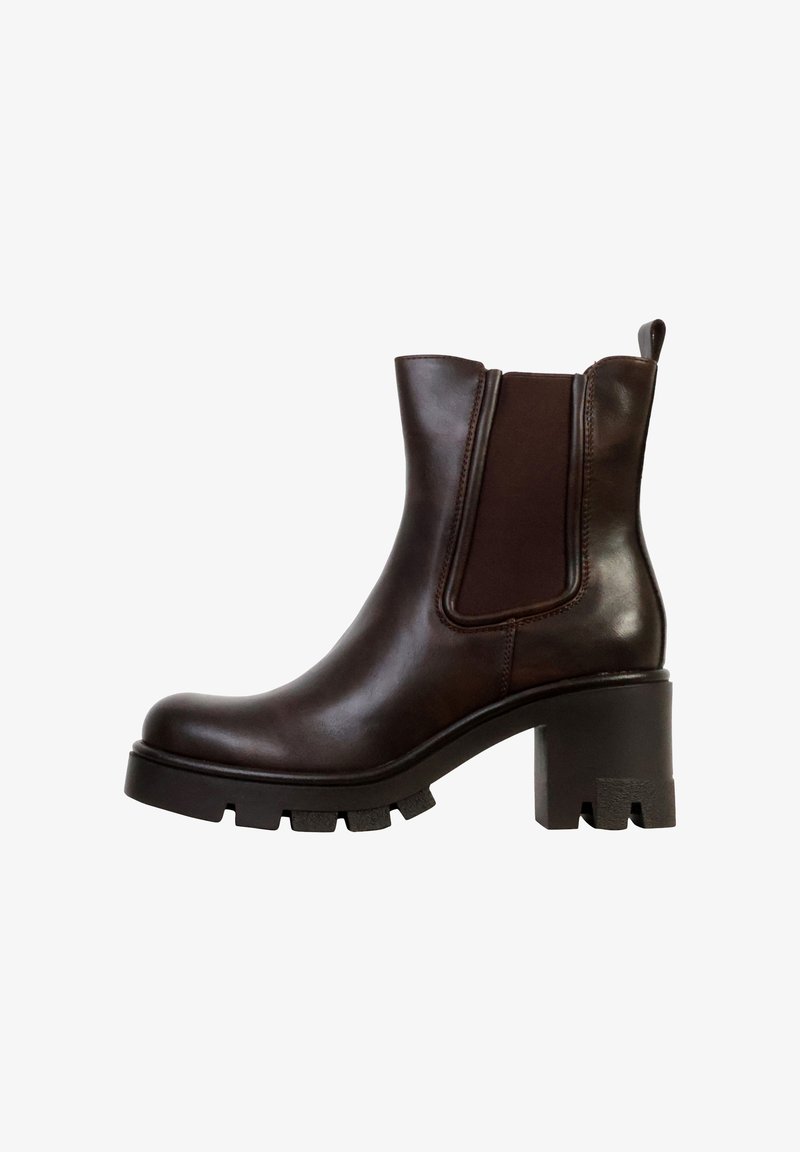 Bottes en cuir marron à la cheville avec des panneaux latéraux élastiques, un bout arrondi et un talon épais. Semelle texturée avec un motif robuste pour une bonne adhérence.