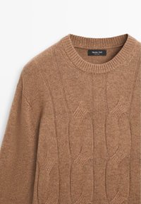 Brauner gestrickter Pullover mit Rundhalsausschnitt und strukturiertem Zopfmuster. Weiches Material mit gerippetem Halsausschnitt und Bündchen. Markenlabel sichtbar.