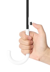 Schwarzer Schaft eines Regenschirms, gehalten von einer Hand, mit einem weißen, geschwungenen Griff. Ein kleines silbernes Mechanismus ist am Schaft nahe dem Griff sichtbar.