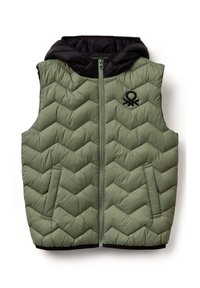 Gilet imbottito verde oliva con motivo a chevron, cappuccio nero, chiusura frontale con zip e tasche laterali; presenta un logo sul petto.