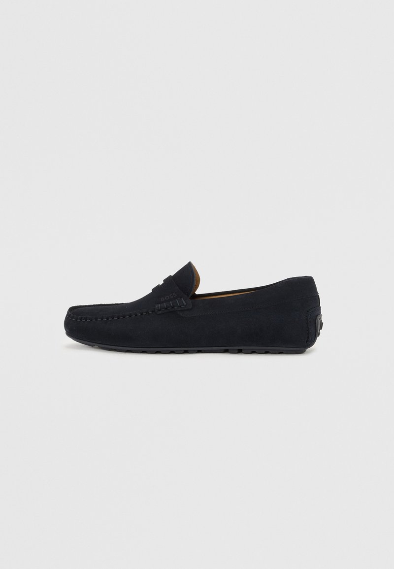 Tumesuede loafers, millelõikega, lame kummitald ja nahkse sisestruktuuriga. Minimalistlik disain, millel on küljes peene logo.