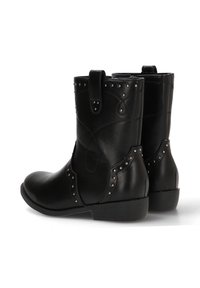 Botas de tobillo de cuero negro con punta redondeada, tachuelas decorativas plateadas y una lengüeta en la parte trasera. Textura lisa con costuras de contraste.