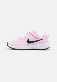 Scarpe da atletica in mesh rosa con accenti neri e cinturino, dotate di una suola intermedia bianca e una suola esterna in gomma nera texturizzata.