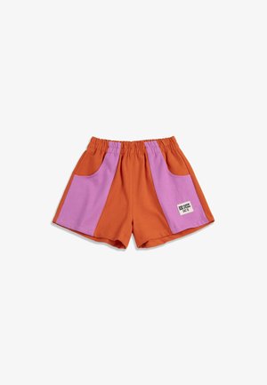 Orangene Shorts mit breiten lavendelfarbenen Seitentaschen, elastischem Bund und einem kleinen weißen rechteckigen Etikett an der rechten Tasche.