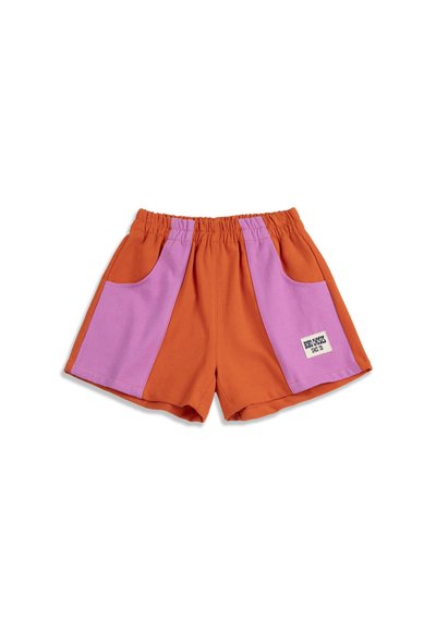 Orangene Shorts mit breiten lavendelfarbenen Seitentaschen, elastischem Bund und einem kleinen weißen rechteckigen Etikett an der rechten Tasche.
