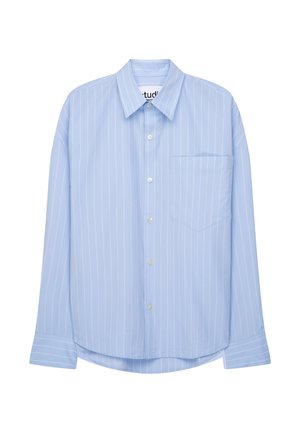 Chemise à manches longues bleu clair avec boutons et rayures verticales blanches, dotée d'une poche poitrine, présentée sur un fond blanc.