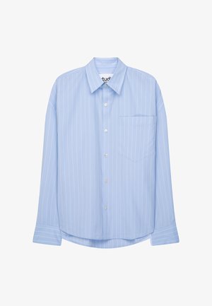 Hellblaues, langärmliges Hemd mit weißen vertikalen Streifen und einer Brusttasche, vor weißem Hintergrund dargestellt.