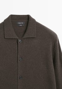 Tmavě hnědý vlněný pletený cardigan s vroubkovaným límcem a třemi černými knoflíky vpředu, označený Massimo Dutti.