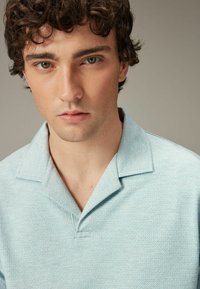 Next CUBAN COLLAR TEXTURED SHORT SLEEVE - REGULAR FIT - Polosärk - light blue