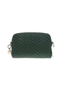 Sacoche verte matelassée avec un motif en chevrons, des accents en métal doré et un pendentif rond. Forme rectangulaire avec une fermeture zippée.