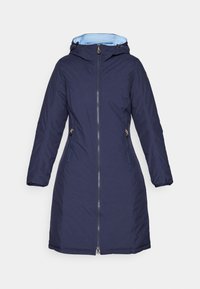 Navy zila kapuce parka ar rāvējslēdzēju priekšā, sānu kabatām un mīkstu zilu oderi. Iespējas ietver elastīgas aproces un vidēju garumu.